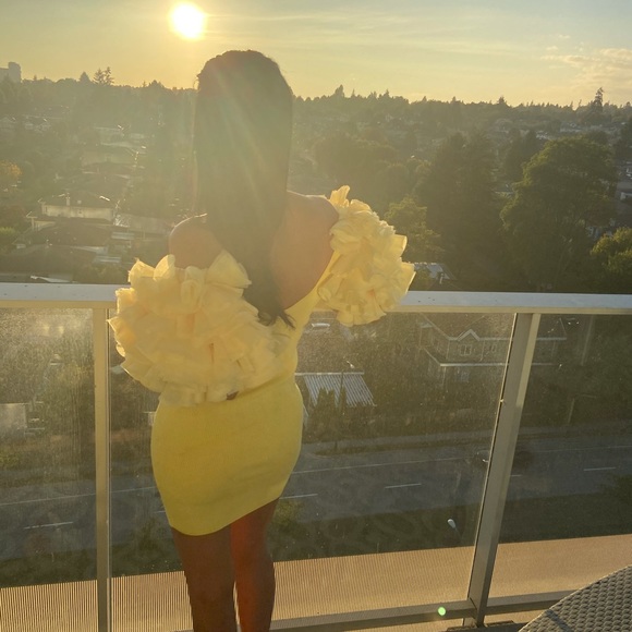 Unique and beautiful yellow dress - Picture 3 of 3